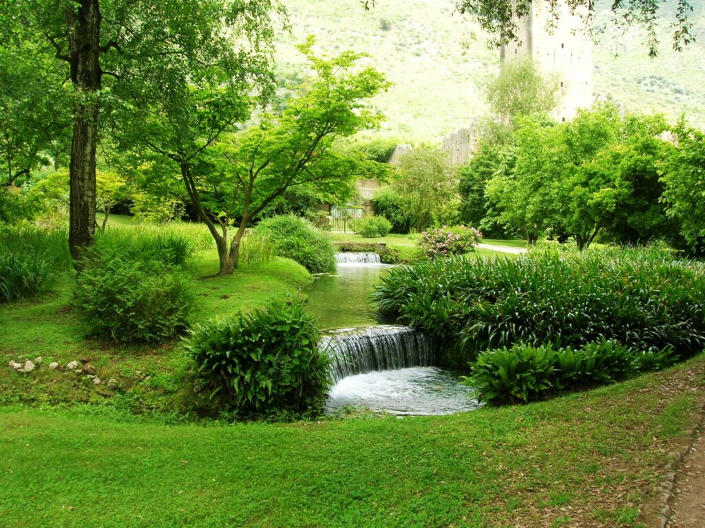 The irrigation streams built at the beginning of the twentieth century